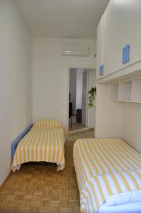 ローマにあるApartment Veioのベッド2台付きの部屋、廊下