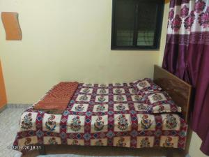 Letto o letti in una camera di Saurabh Guest House, Akkalkot