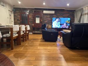 TV a/nebo společenská místnost v ubytování Jalynn homestay