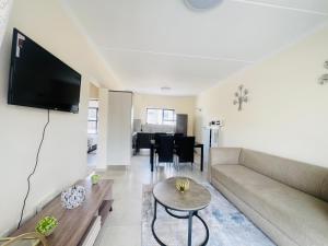 Μια τηλεόραση ή/και κέντρο ψυχαγωγίας στο Refined Cozy Retreat