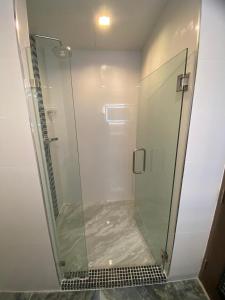 una ducha con puerta de cristal en un baño en Kannika saweet home, en Ban Ao Makham 11 fotos más
