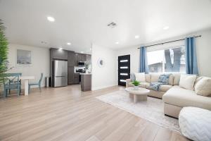 サンディエゴにある4 Miles to Beach Central and Newly Renovatedのソファとテーブルのあるリビングルーム
