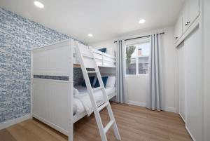 サンディエゴにある4 Miles to Beach Central and Newly Renovatedのはしご付きの部屋の二段ベッド1台分です。 +32枚の写真