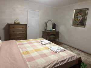 Postel nebo postele na pokoji v ubytování Jalynn homestay