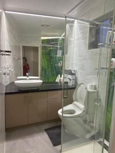 Koupelna v ubytování Jalynn homestay