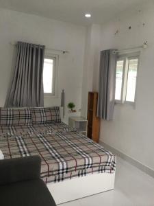 une chambre avec un lit et deux fenêtres dans l'établissement Happy Apartment, à Hô-Chi-Minh-Ville 9 autres photos