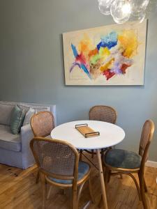 a table and chairs in a living room with a couch at casa da vila 33 in Faro