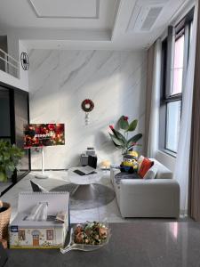 ソウルにあるCozy Modern House Seoul, 서울 DDP 동대문のソファとテーブルのある白いリビングルーム