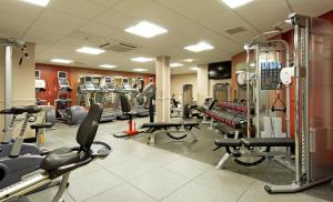 un gimnasio con muchas cintas de correr y máquinas en Novotel London Stansted Airport en Stansted Mountfitchet