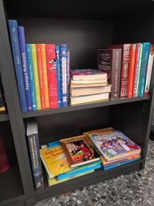 ein Bücherregal voller Bücher in der Unterkunft Panagioula in Methana