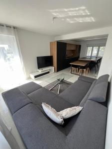 un salon avec un canapé et une table dans l'établissement Maison proximité de la plage, à Plouzané