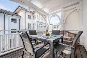 un patio con tavolo e sedie su un balcone di Villa Hildegard Appartement 4 a Binz