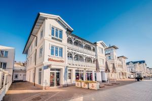 un grande edificio bianco su una strada cittadina di Villa Hildegard Appartement 4 a Binz