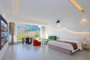 Postel nebo postele na pokoji v ubytování Yangshuo Shiqing Yuewan Hotel