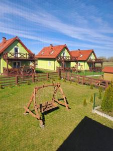Ο χώρος παιχνιδιού για παιδιά στο Zielona Ostoja - domy całoroczne z własną linią brzegową +15 φωτογραφίες