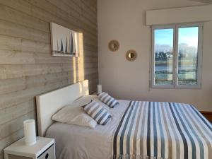 Ένα ή περισσότερα κρεβάτια σε δωμάτιο στο Maisonnette proche bord de Loire