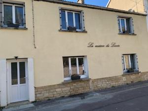 a building with writing on the side of it at La maison du lavoir in Fain-lès-Montbard