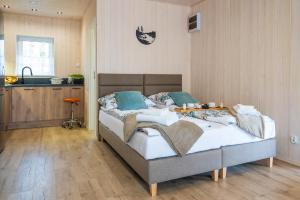 Postel nebo postele na pokoji v ubytování Apartament nad jeziorem Strykowskim