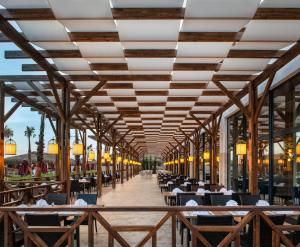 A restaurant or other place to eat at Aska Lara Resort & Spa Hotel
