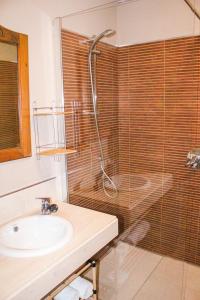 Ένα μπάνιο στο LUXURY RELAX Valle del Este golf y playa con vistas a piscina