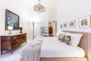 una camera con letto, cassettiera e lampadario a braccio di LA PERLE Luxueux Apt 135m2 Piscine Tennis Plage Privée a Roquebrune-Cap-Martin Altre 43 foto