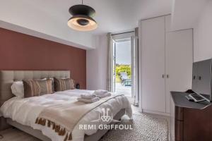 una camera da letto con un letto e una porta scorrevole in vetro di Villa Gernez Historic Center 10 guests a Honfleur Altre 43 foto