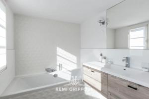 un bagno bianco con vasca e lavandino di Villa Gernez Historic Center 10 guests a Honfleur