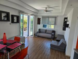 Χώρος καθιστικού στο Urban oasis next to the beach