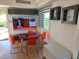 Μια τηλεόραση ή/και κέντρο ψυχαγωγίας στο Urban oasis next to the beach
