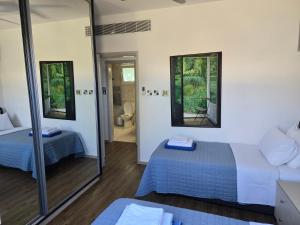 Ένα ή περισσότερα κρεβάτια σε δωμάτιο στο Urban oasis next to the beach