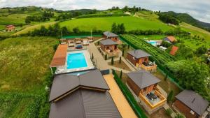 una vista aerea di una casa con piscina di EJDE RESORT Šiljkovača a Velika Kladuša
