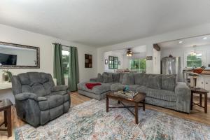 Cozy and Bright 3br apartment 15 min to DT Avl的休息区