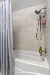 Cozy and Bright 3br apartment 15 min to DT Avl的一间浴室