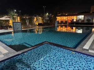 Bazén v ubytování Hotel Sparkle Inn nebo v jeho okolí