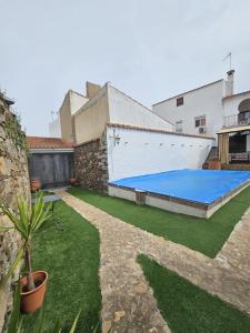 a large blue trampoline in a yard at Casa Rural El Verdinal in Villanueva del Duque