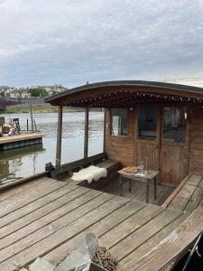 Výhled na řeku, která protéká v blízkosti ubytování na lodi