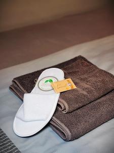 a pile of towels and a roll of toilet paper at Stadt Apartments Solingen in Solingen
