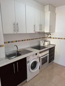 Kuchnia lub aneks kuchenny w obiekcie Spacious modern apartment in Los Alcazares very close to beach