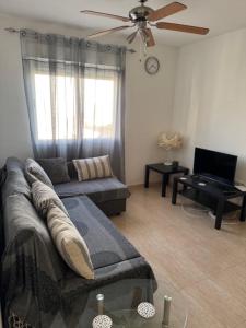 salon z kanapą i wentylatorem sufitowym w obiekcie Spacious modern apartment in Los Alcazares very close to beach w mieście Los Alcázares