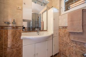 Et badeværelse på Apartments Kapetan Jure + 246 billeder