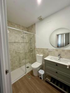 Un baño con ducha, inodoro y lavabo. en Stay in Triana, en Sevilla