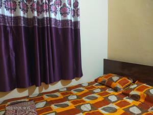 Letto o letti in una camera di Saurabh Guest House, Akkalkot