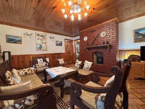 a living room with a couch and a fireplace at Silverstone Mansions Cottages in Manāli
