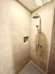 Ένα μπάνιο στο Cloud9 Airport Rooms +8 φωτογραφίες