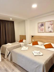 Ένα ή περισσότερα κρεβάτια σε δωμάτιο στο Cloud9 Airport Rooms