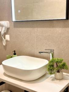 Ένα μπάνιο στο Cloud9 Airport Rooms