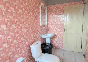 a bathroom with a toilet and a sink at Petit Cocon de Ouidah - Chambre Cosy Climatisée - Plage a 10 min - Salon, Cuisine et balcon in Ouidah +44 photos