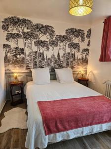 une chambre avec un grand lit recouvert d'une couverture rouge dans l'établissement Gîte les 13 lavoirs d'antan, à Saint-Pierre-Église