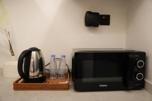 Příslušenství pro přípravu čaje a kávy v ubytování استديو مدخل ذاتي مع بلكونه + 8 fotografií