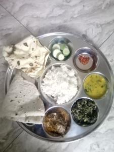 un piatto di alimenti con diversi tipi di alimenti di Saurabh Guest House, Akkalkot a Akalkot